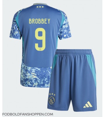 Ajax Brian Brobbey #9 Udebanetrøje Børn 2024-25 Kortærmet (+ Korte bukser)